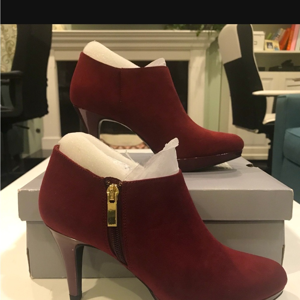 New Liz Claiborne ankle boots for women, size 6.5 in wine color, high heels.